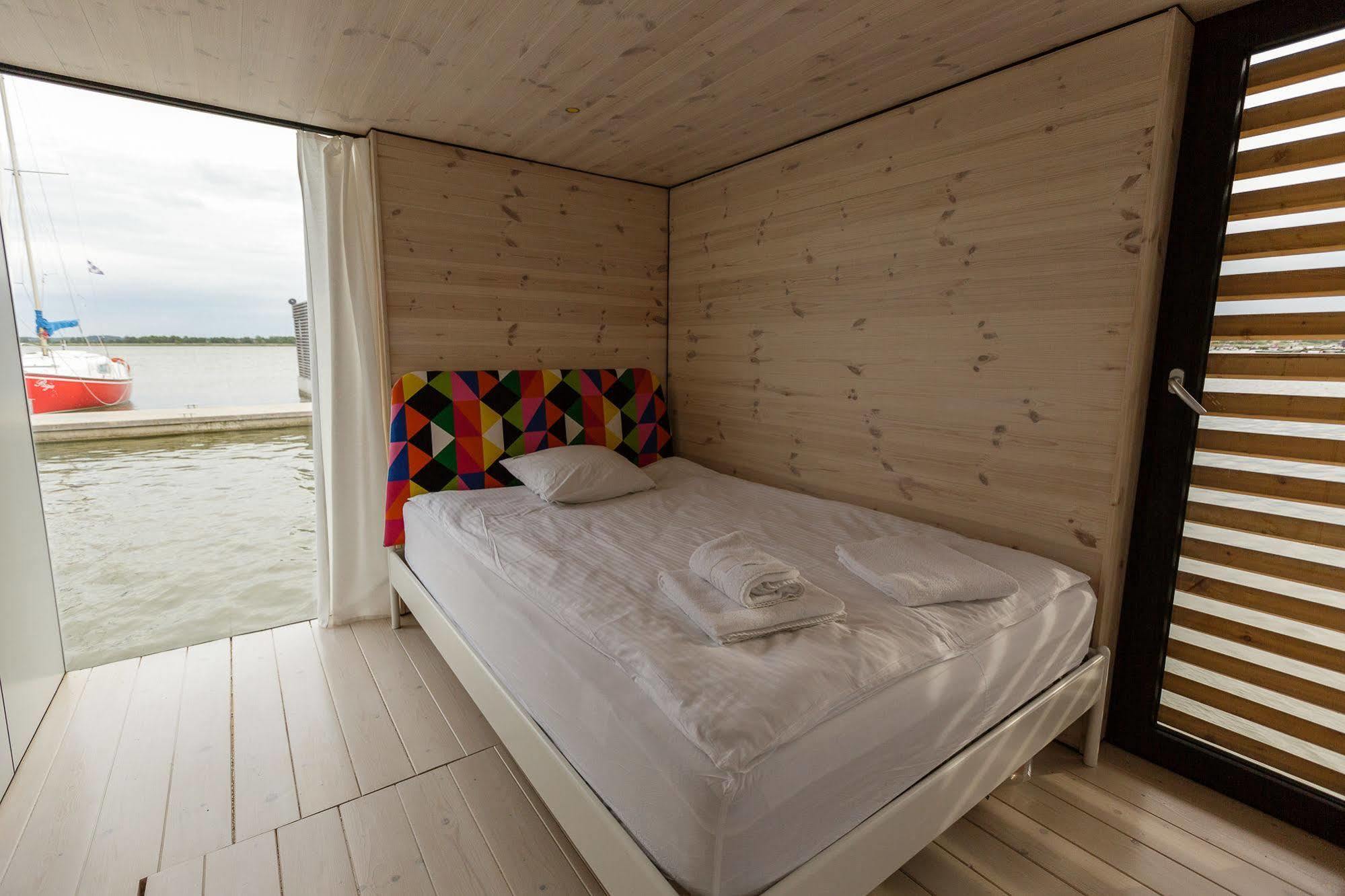 Ht Houseboats - Domki Na Wodzie - Sauna, Motorowka, Rowerki Wodne Mielno Exterior foto